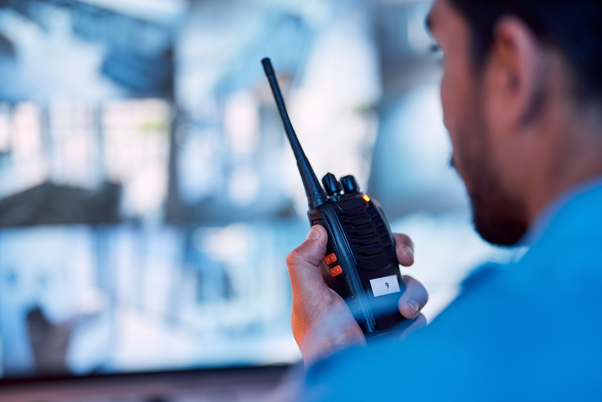 Agent de sécurité, moniteur de radio et de vidéosurveillance, service de communication et d’inspection pour la sécurité des bâtiments. Écran, agence de vidéosurveillance et agent juridique dans la salle de contrôle parlant sur un système d’in